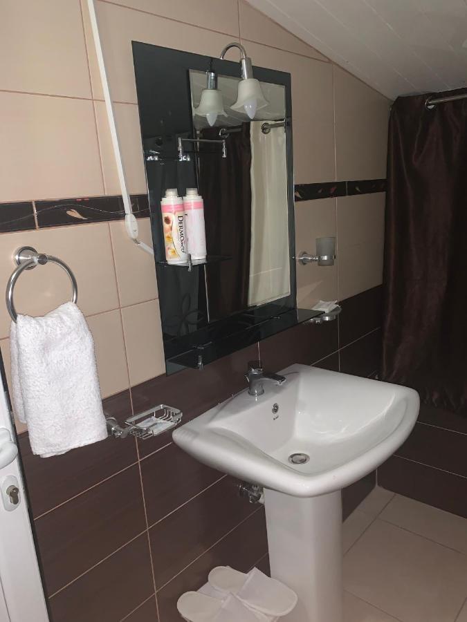 Hotel Anxhelo Kucove Bagian luar foto